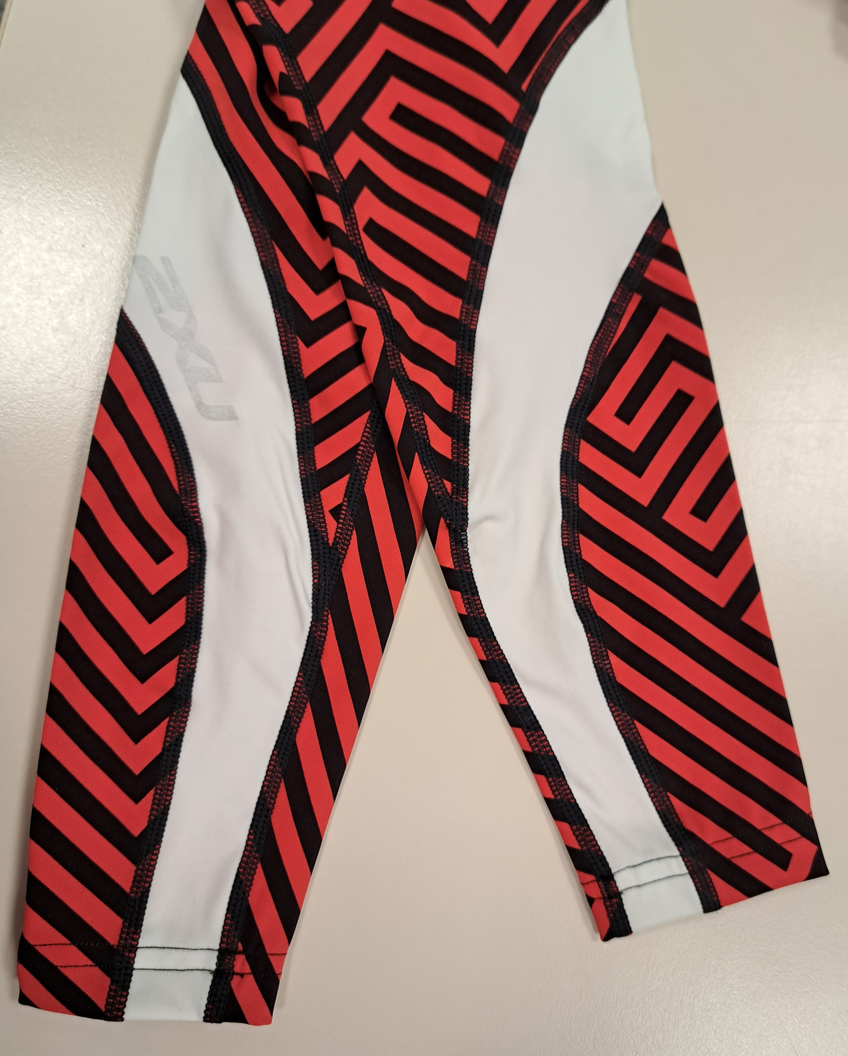 2XU Pattern Fitness Compression Tights, Damen, Red Lines/White