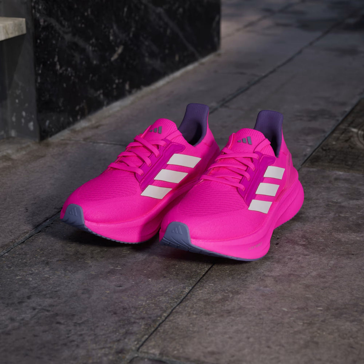 Schrägansicht beide Schuhe von vorne