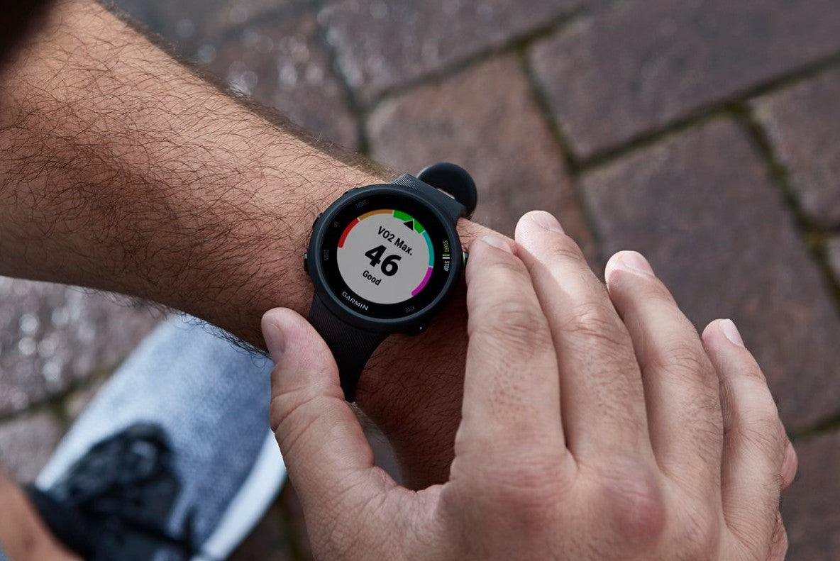 Eine Laufuhr eines Läufers, die seine VO2max anzeigt