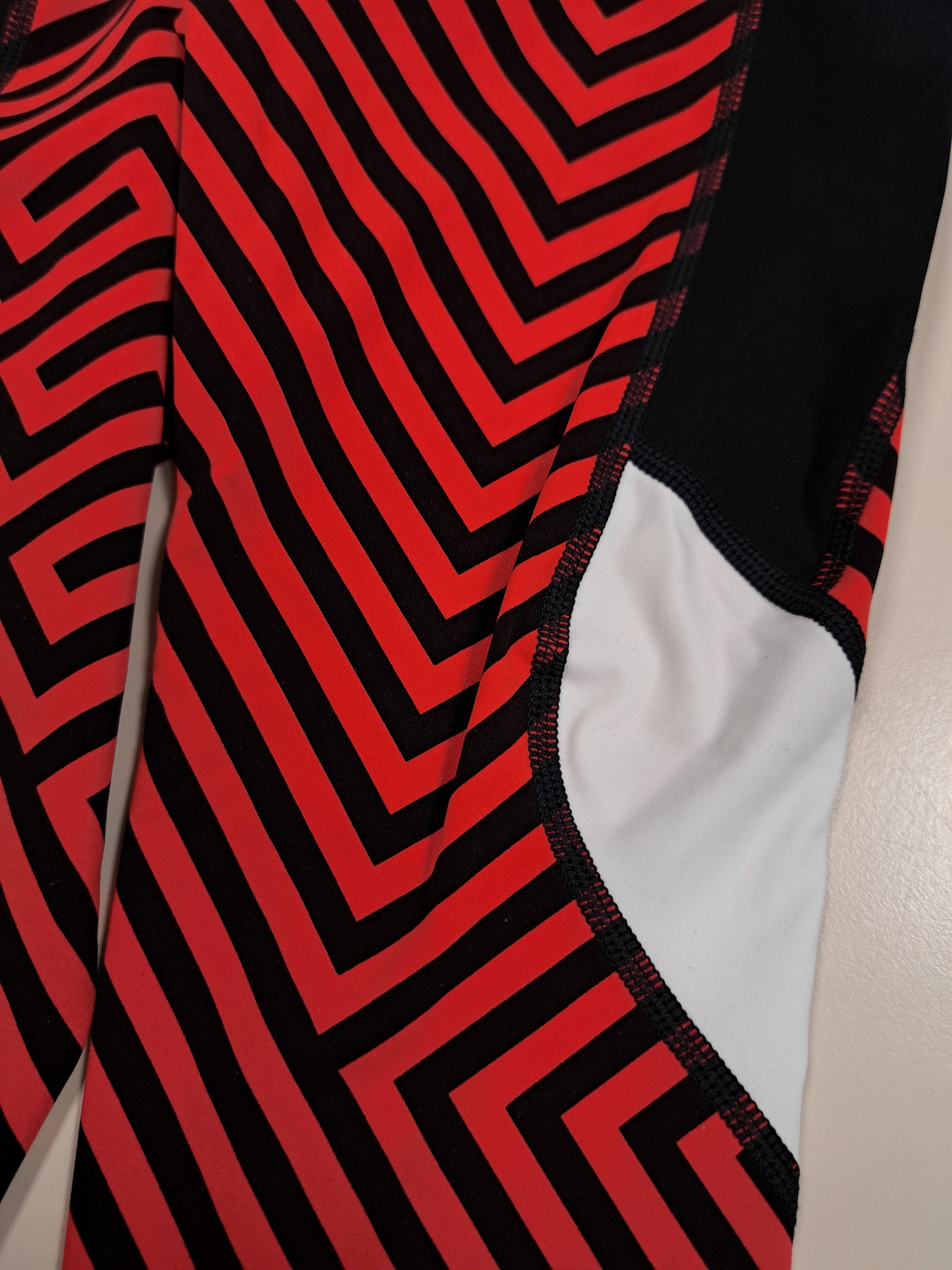 2XU Pattern Fitness Compression Tights, Damen, Red Lines/White