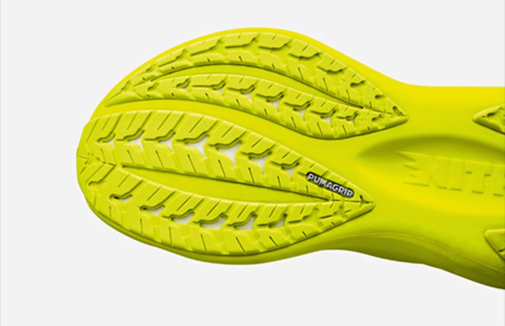 Detailaufnahme der neongelben PUMAGRIP-Außensohle des Puma Magmax Nitro mit ausgeprägtem Profil für maximale Traktion.