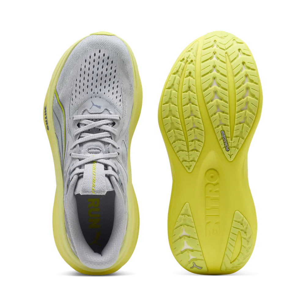 links Draufsicht linker Schuh/rechts Untersicht/Sohle rechter Schuh